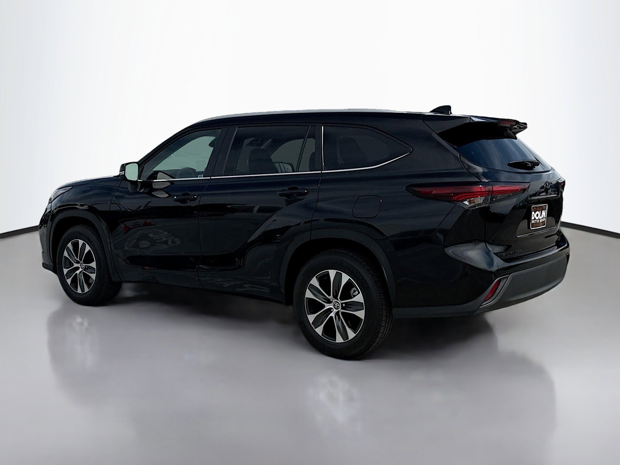 2025 Toyota Highlander XLE photo 3