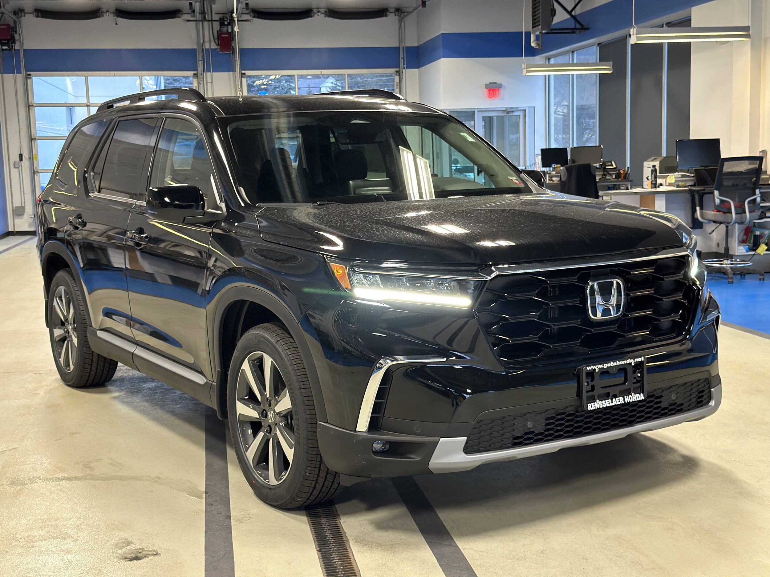 2025 Honda Pilot Touring photo 3