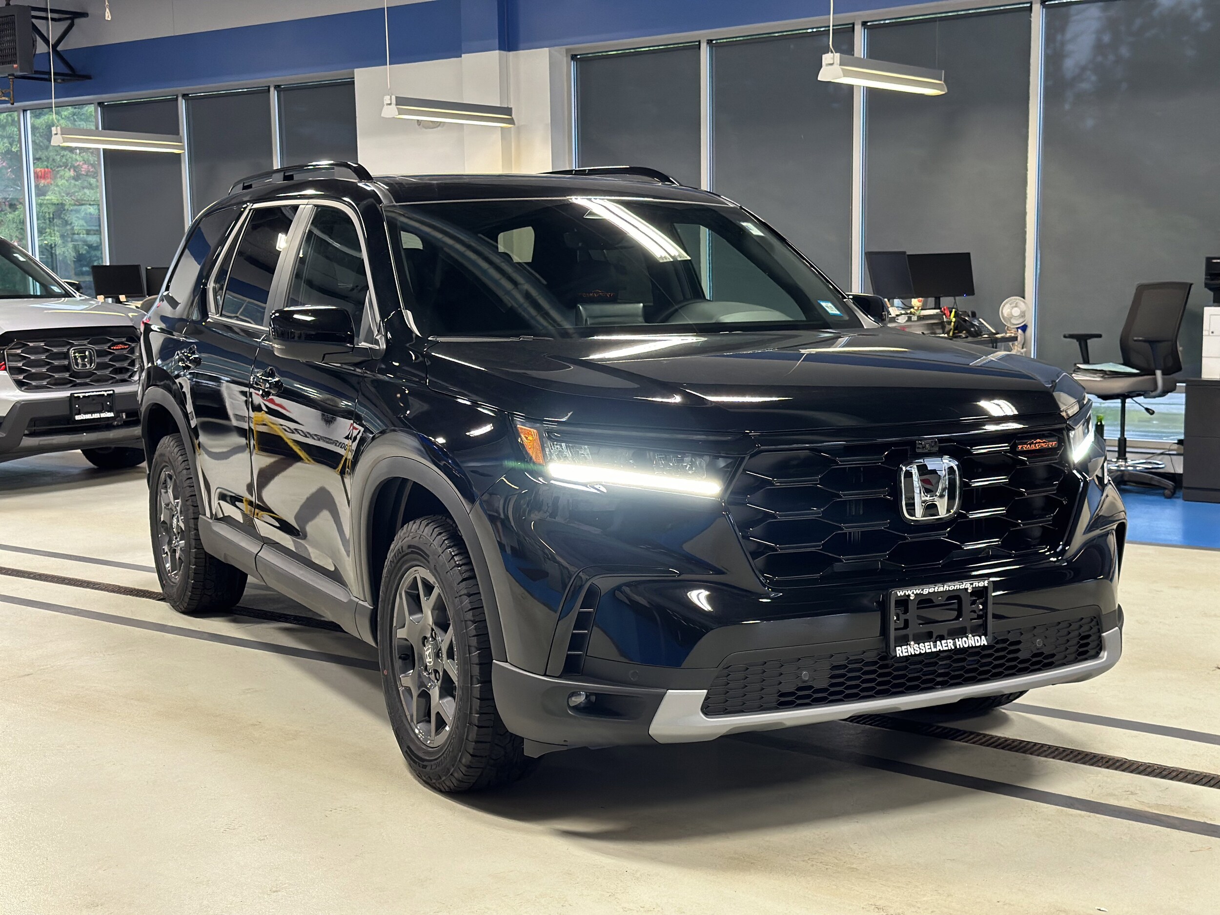 2025 Honda Pilot TrailSport photo 2