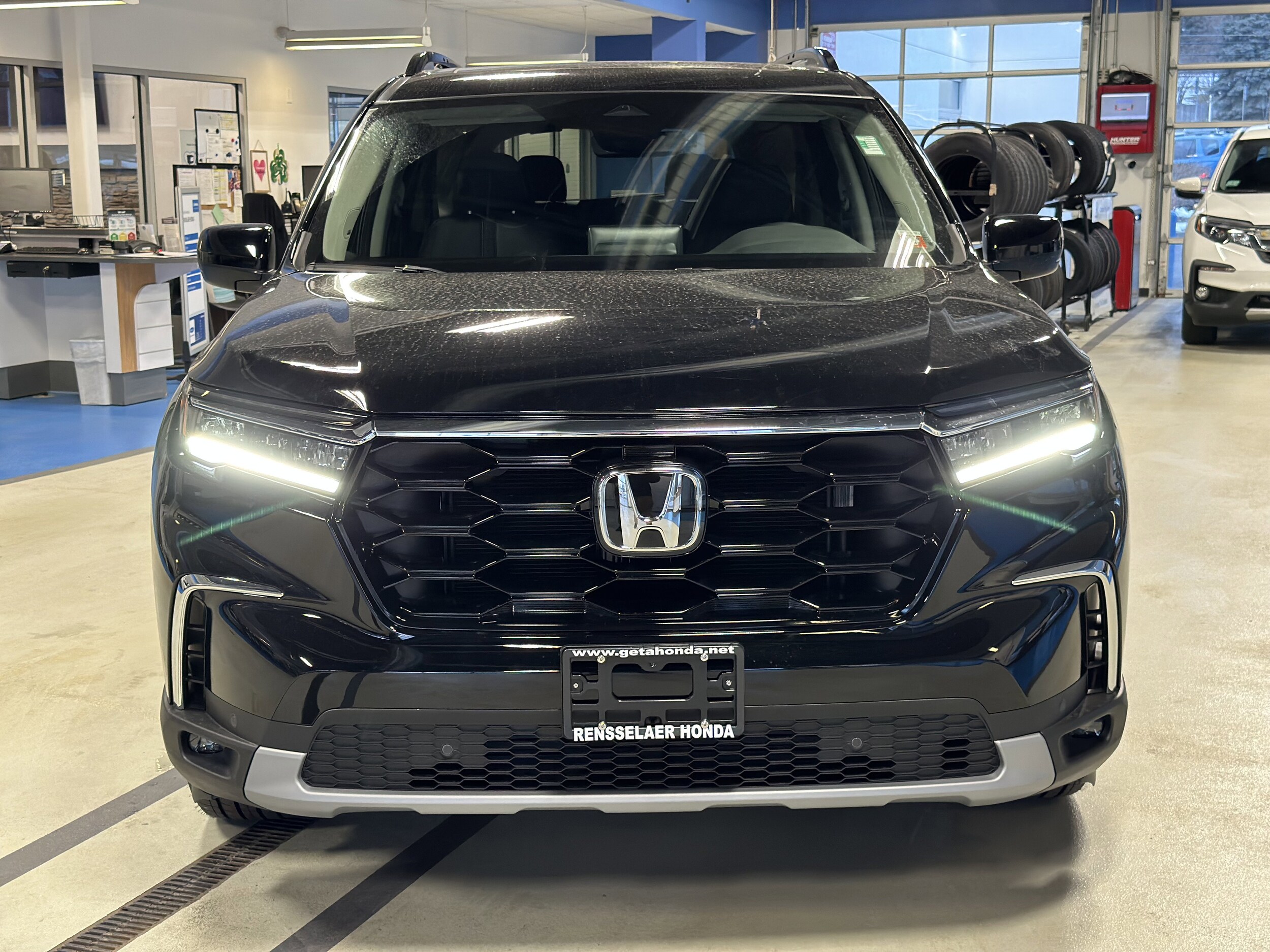 2025 Honda Pilot Touring photo 2