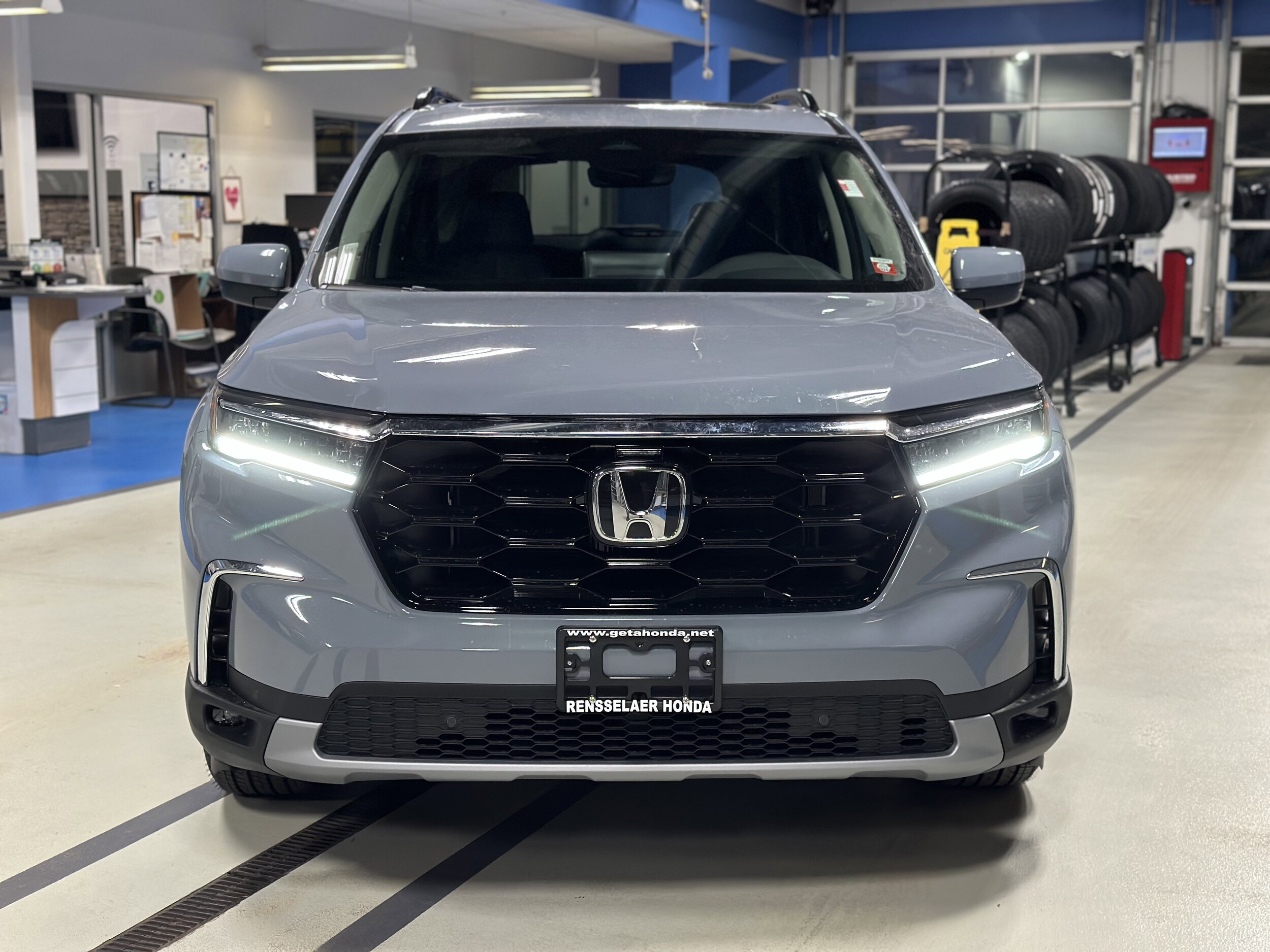 2025 Honda Pilot Touring photo 2