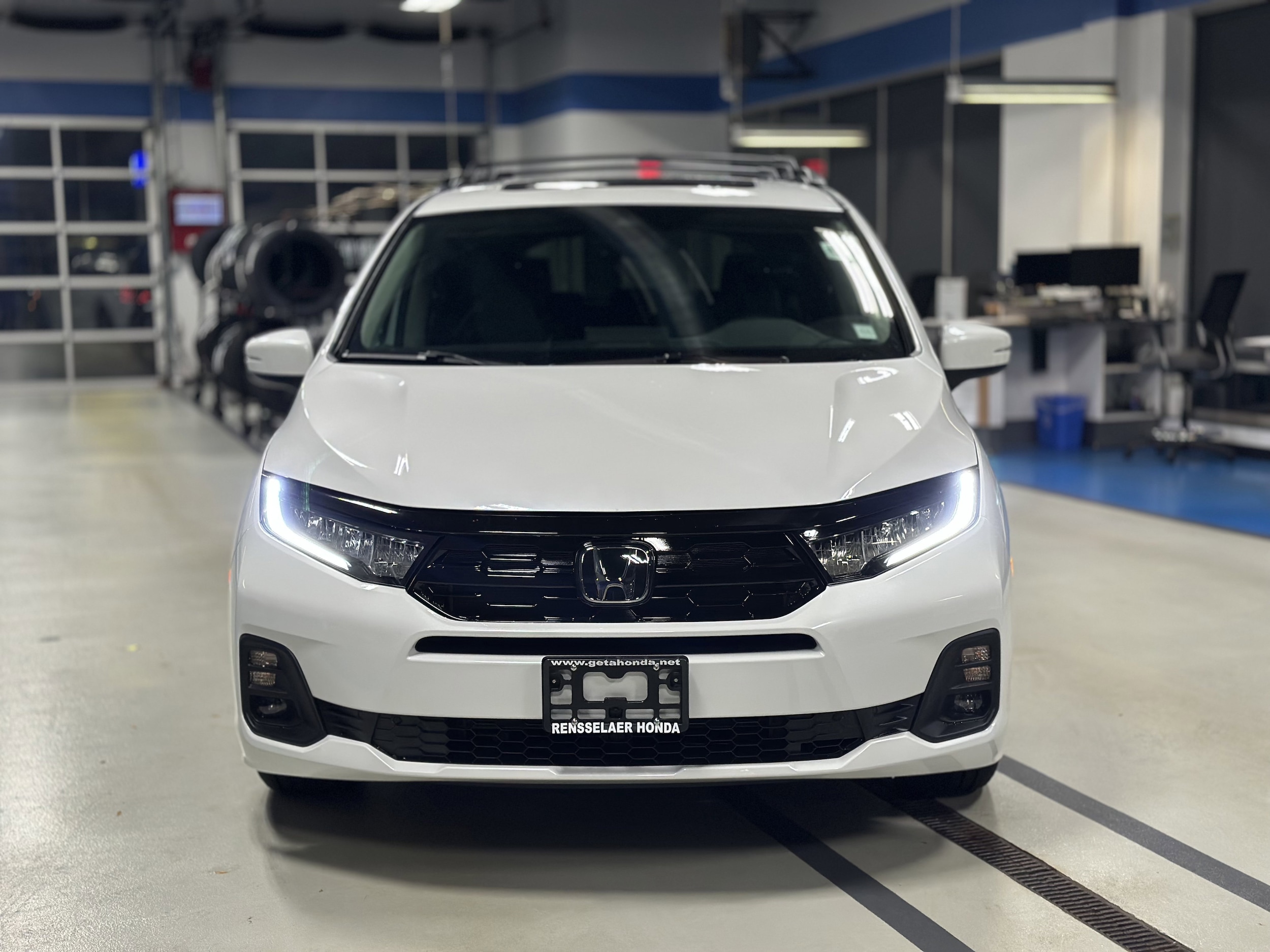 2026 Honda Odyssey Touring - Photo 2