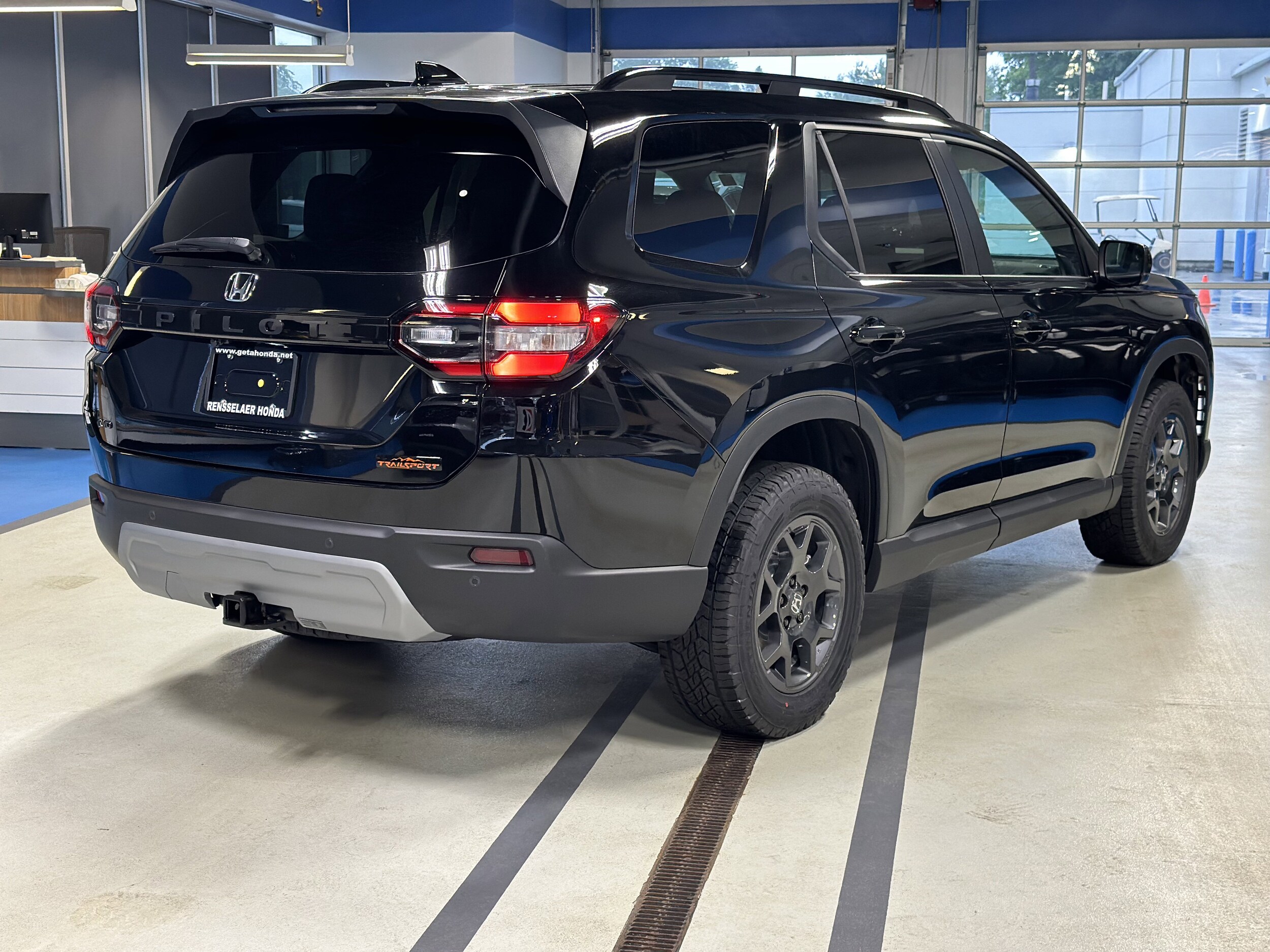 2025 Honda Pilot TrailSport photo 3