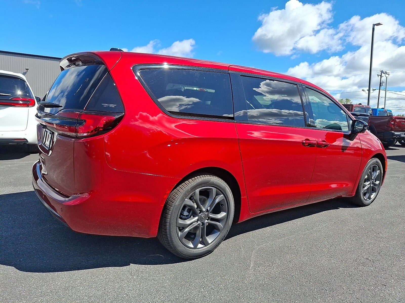 2026 Chrysler Pacifica photo 4