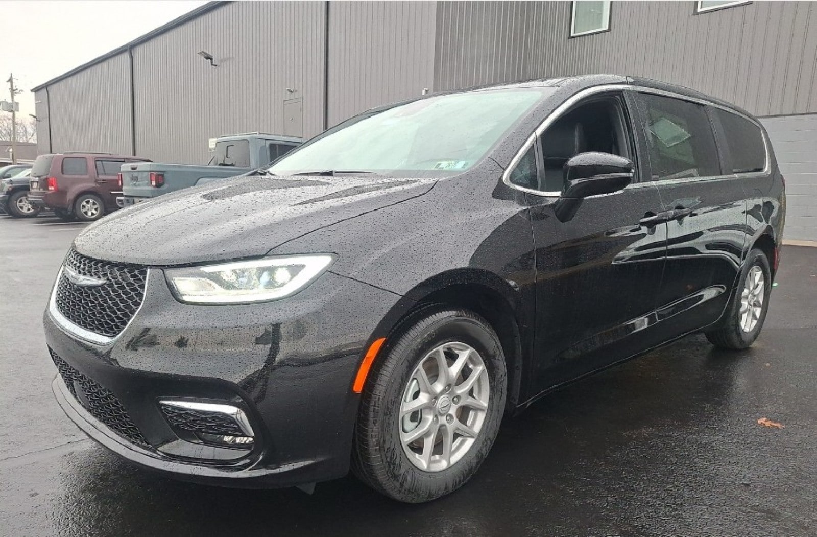 2026 Chrysler Pacifica Select's photo