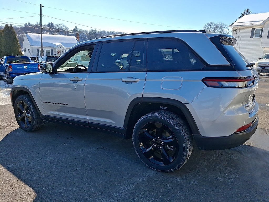 Used 2023 Jeep Grand Cherokee Altitude SUV