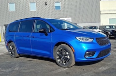 New 2026 Chrysler Pacifica SELECT AWD Passenger Van in Slatington