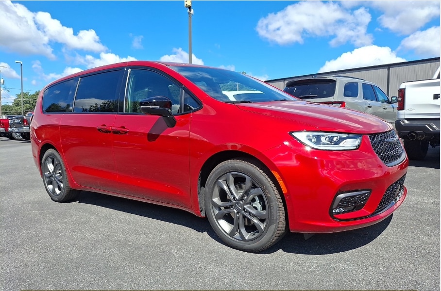 2026 Chrysler Pacifica Select's photo