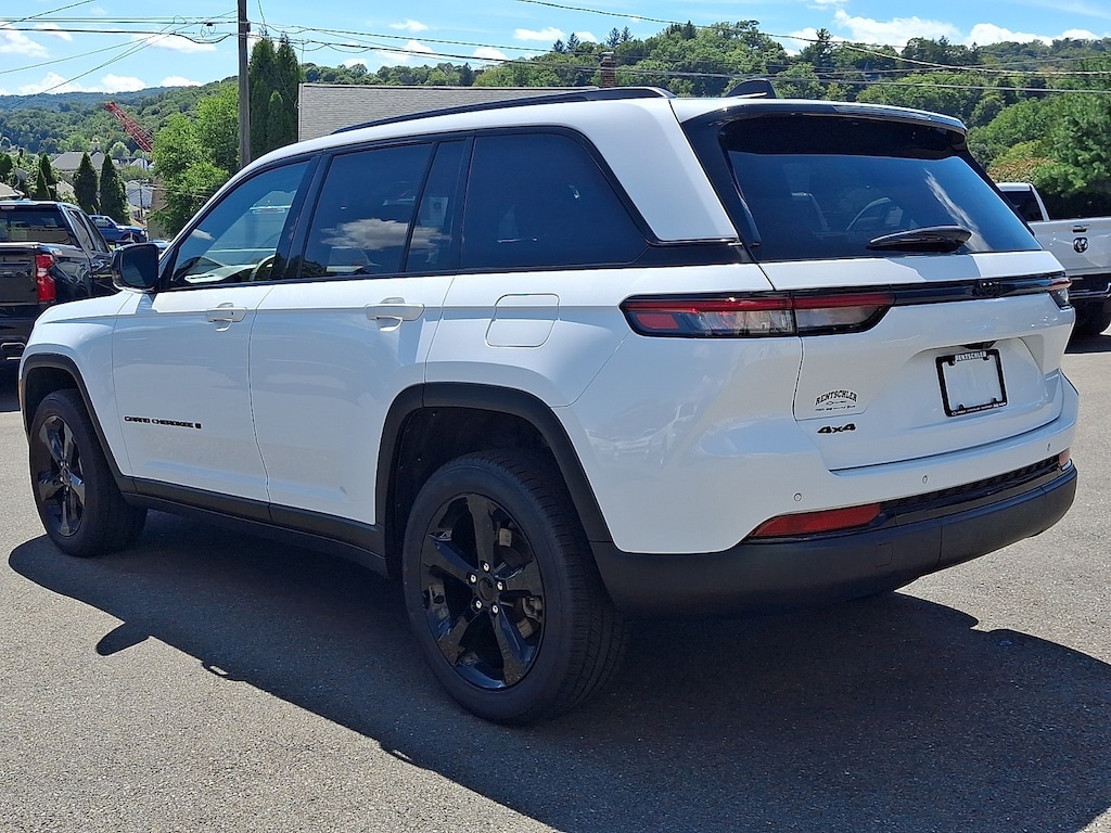 Used 2024 Jeep Grand Cherokee Altitude SUV
