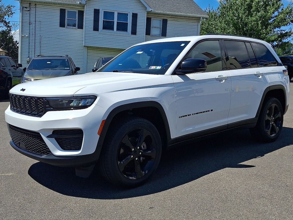 Used 2024 Jeep Grand Cherokee Altitude SUV