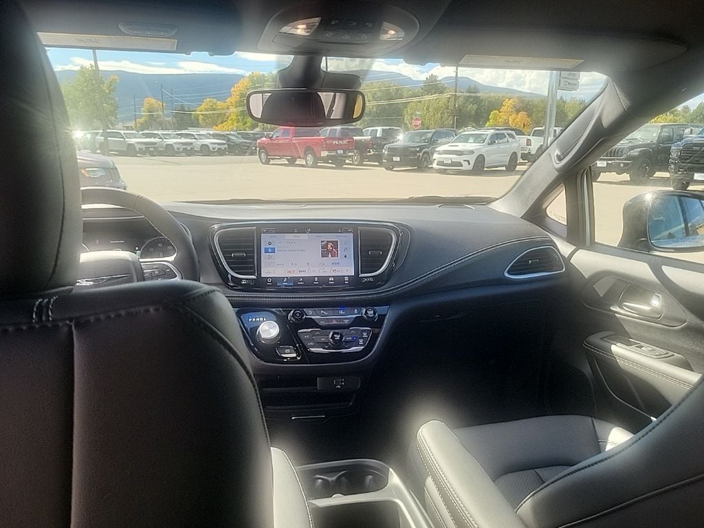 2026 Chrysler Pacifica Select - Photo 14