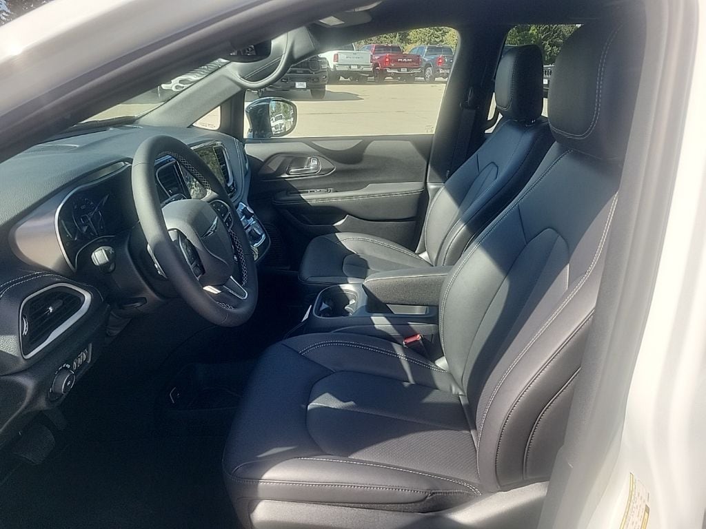 2026 Chrysler Pacifica Select - Photo 6