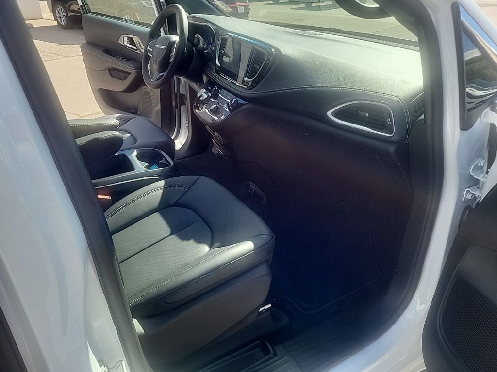 2026 Chrysler Pacifica Select - Photo 20