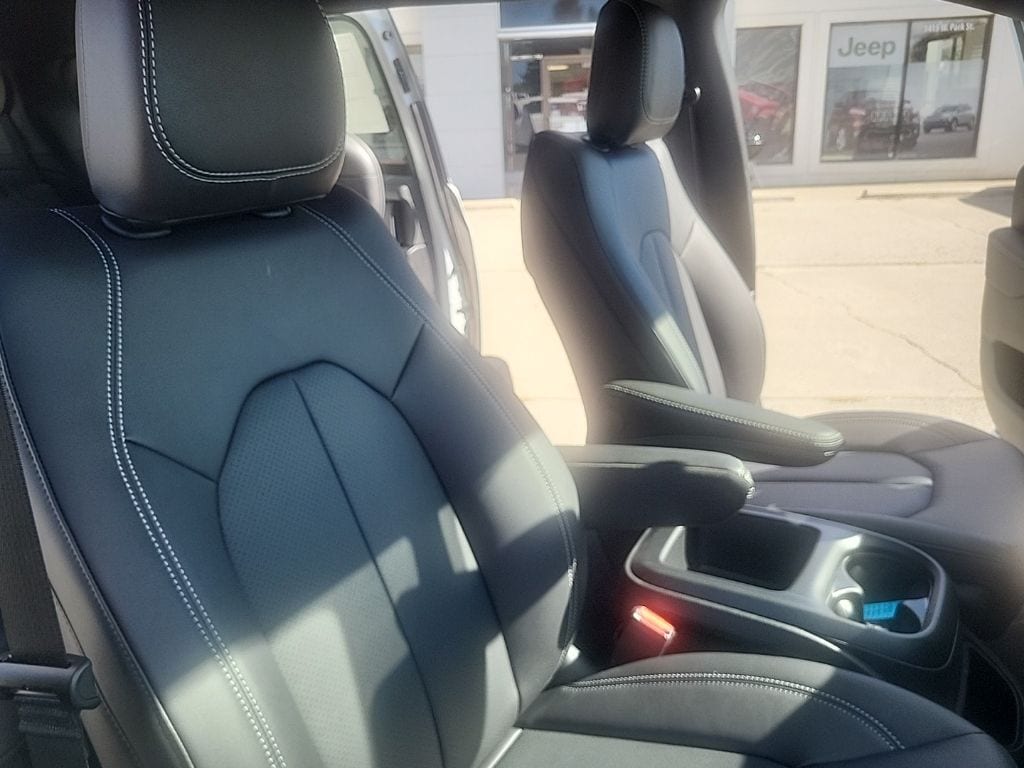2026 Chrysler Pacifica Select - Photo 21