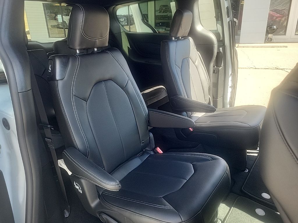 2026 Chrysler Pacifica Select - Photo 19
