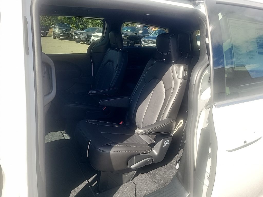 2026 Chrysler Pacifica Select - Photo 11