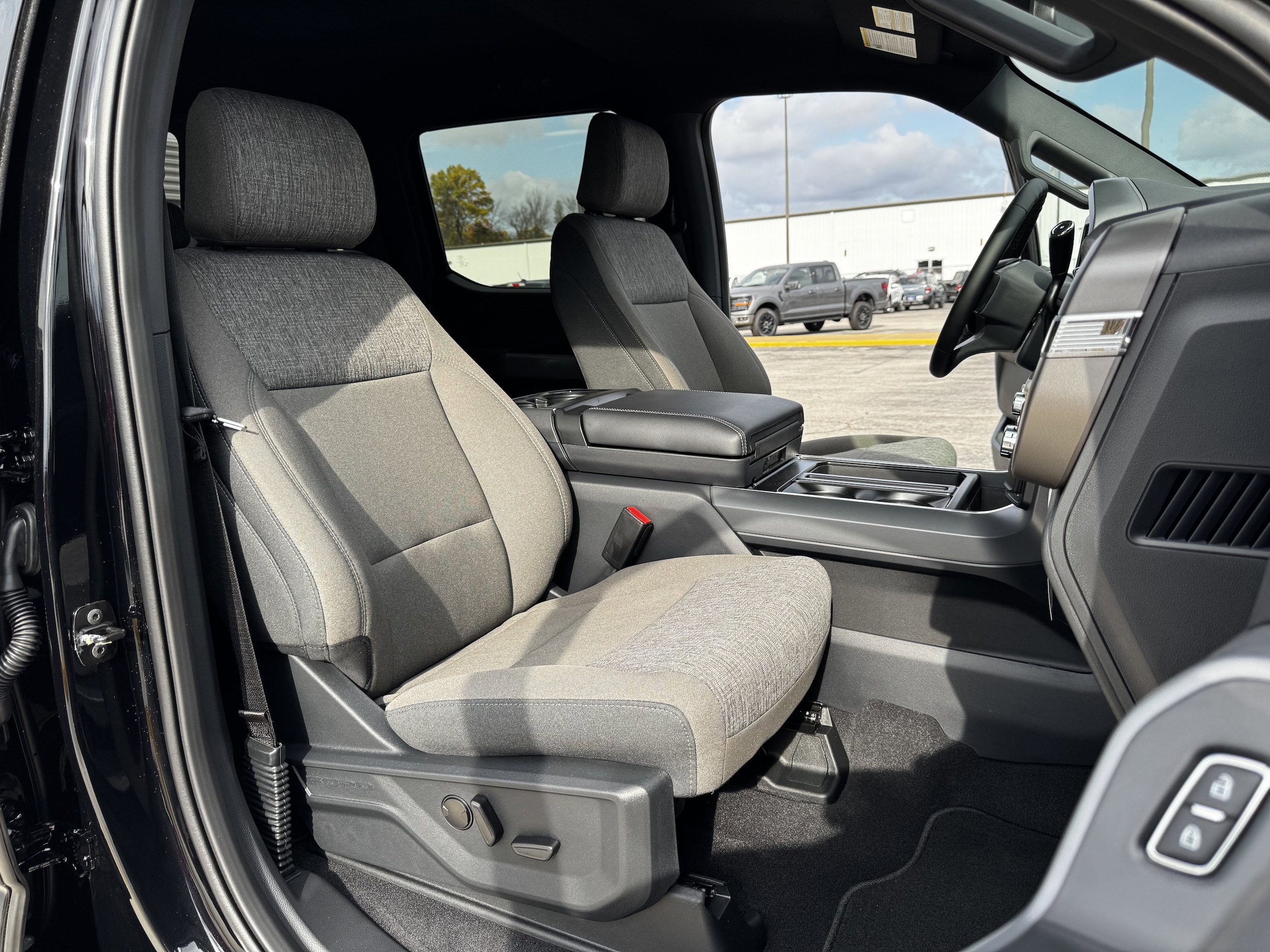2025 Ford F-150 XLT - Photo 23