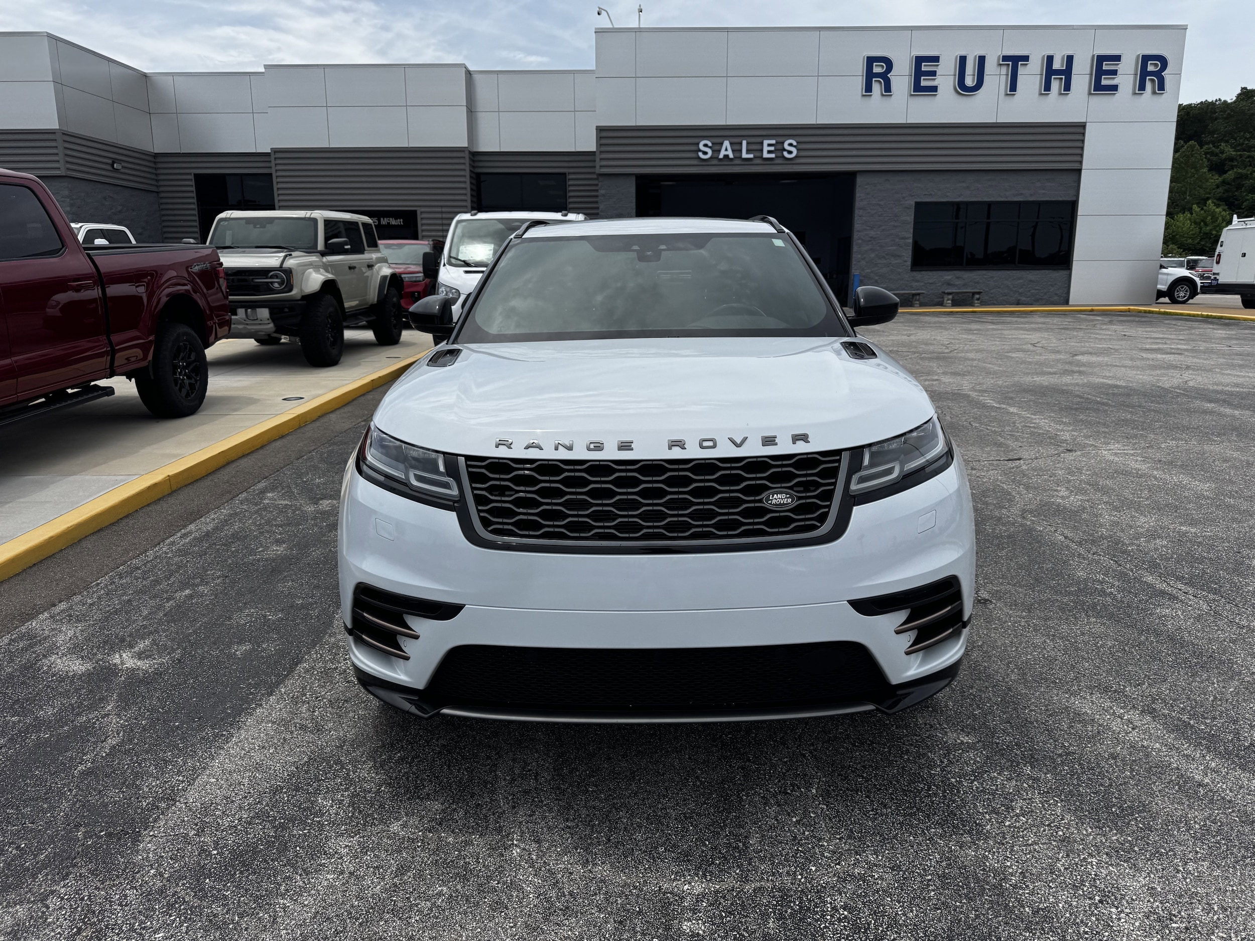Used 2019 Land Rover Range Rover Velar SE with VIN SALYL2EX4KA794082 for sale in Herculaneum, MO