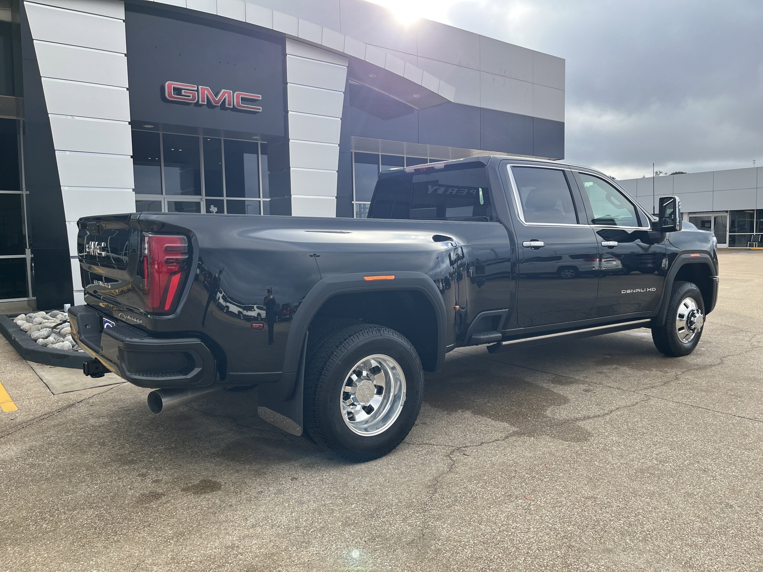 2026 Gmc Sierra 3500 HD Denali Ultimate photo 3