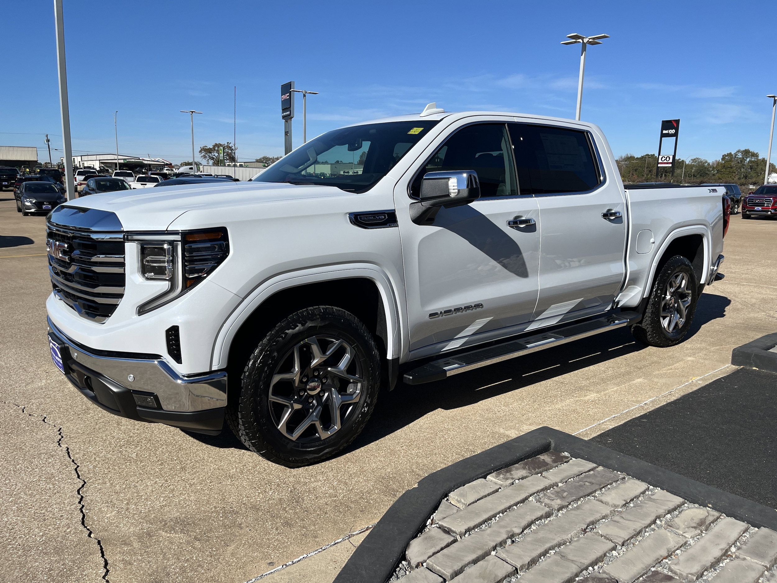 2026 GMC Sierra 1500 SLT's photo