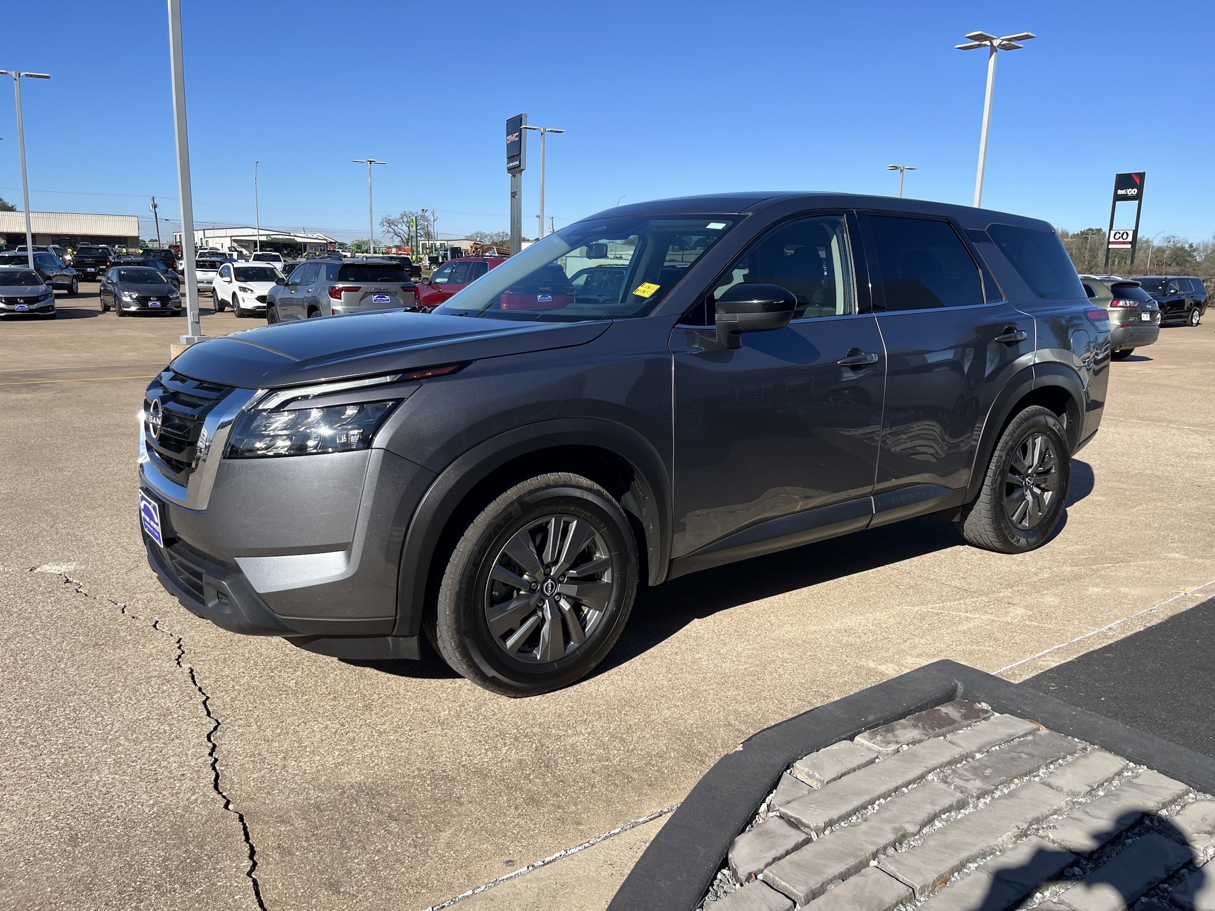 2023 Nissan Pathfinder S's photo