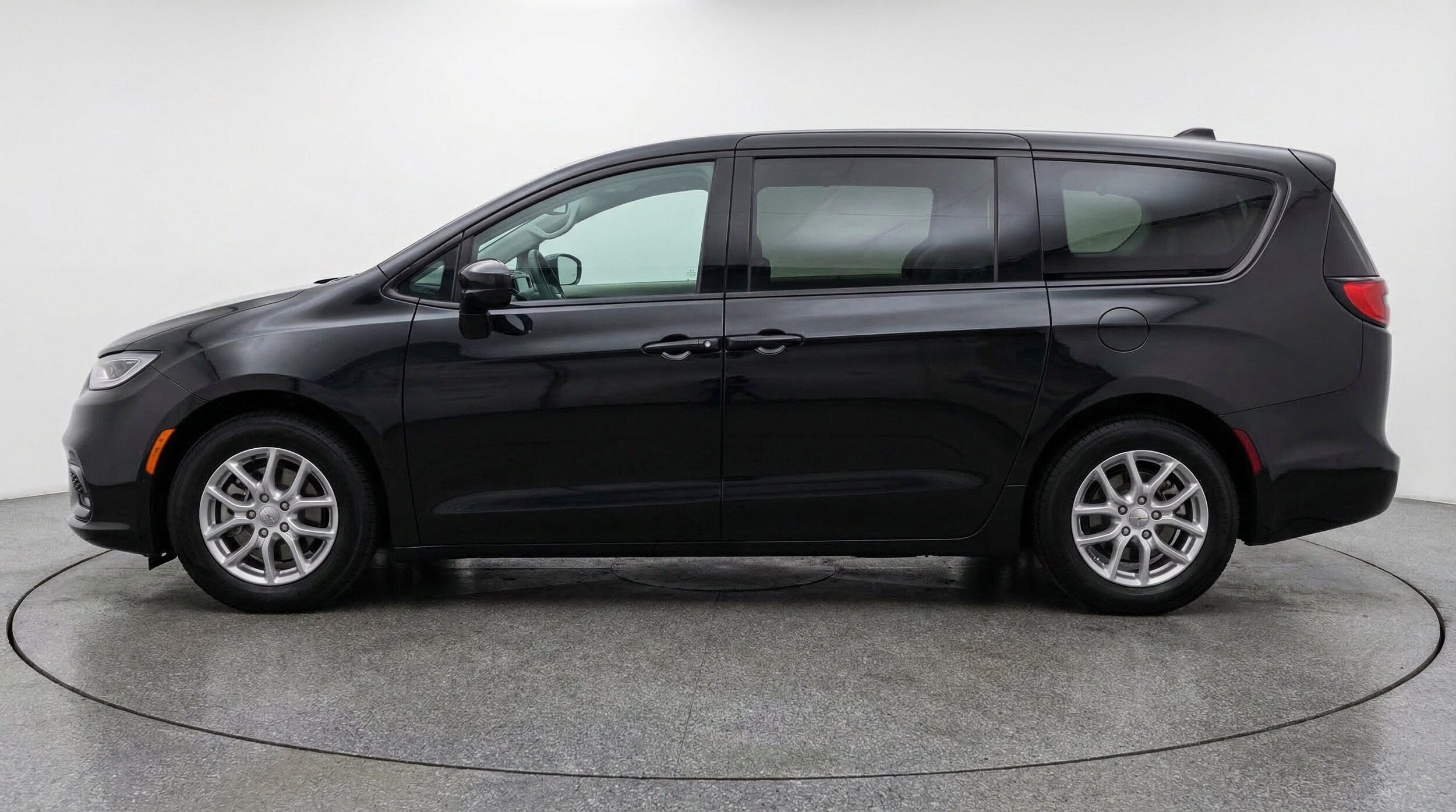 Thumbnail: 2024 Chrysler Voyager - 5