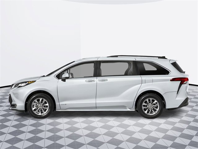 2025 Toyota Sienna XLE photo 3