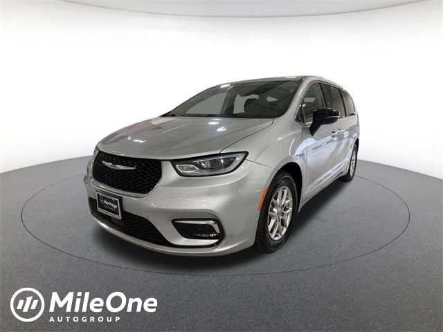 2024 Chrysler Pacifica Touring L's photo