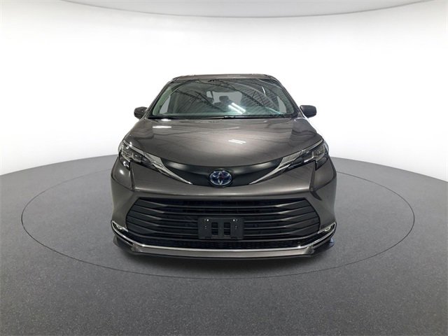 2022 Toyota Sienna XLE photo 2