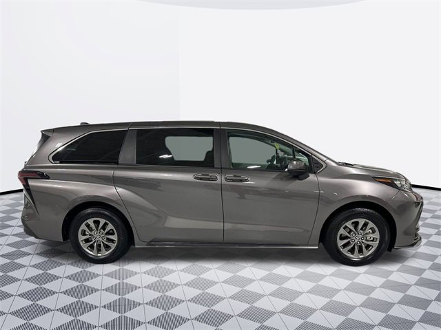 2024 Toyota Sienna LE photo 4
