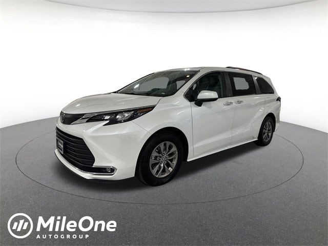 2024 Toyota Sienna XLE's photo