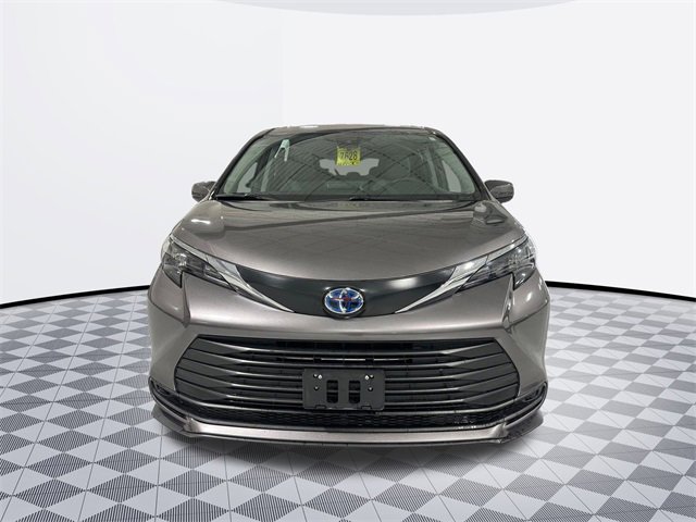 2024 Toyota Sienna LE photo 2