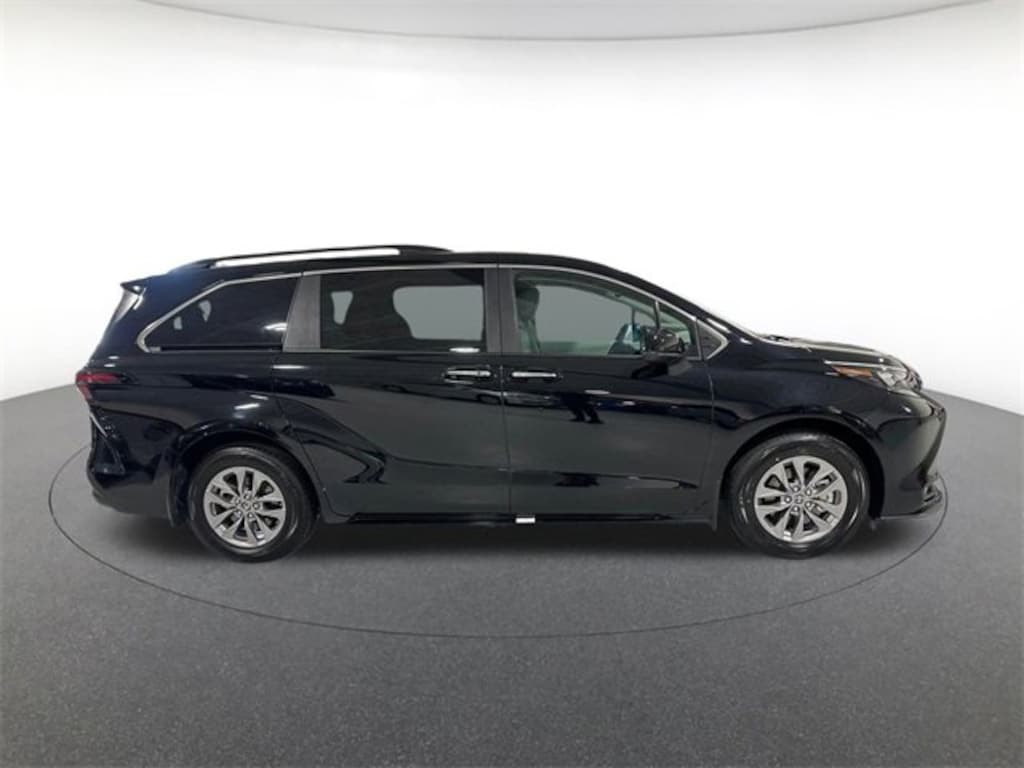Used 2025 Toyota Sienna XLE Passenger Van