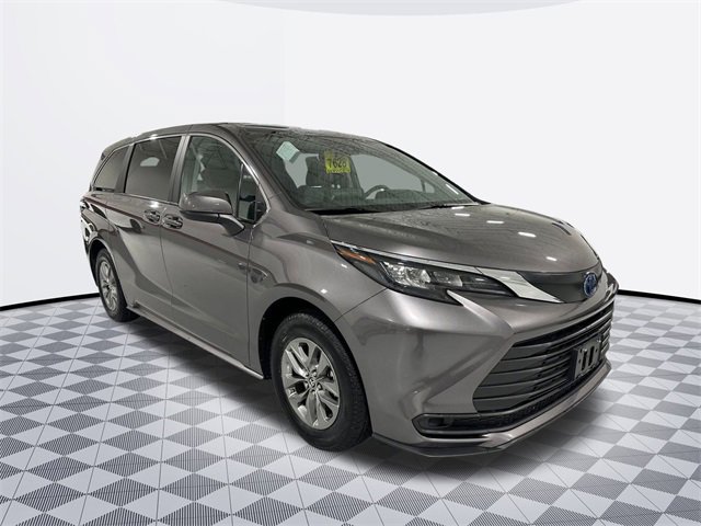 2024 Toyota Sienna LE photo 3