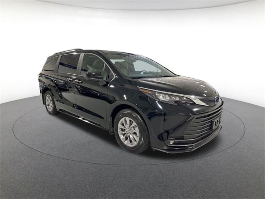 Used 2025 Toyota Sienna XLE Passenger Van