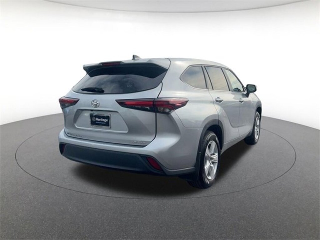 Used 2024 Toyota Highlander LE Sport Utility