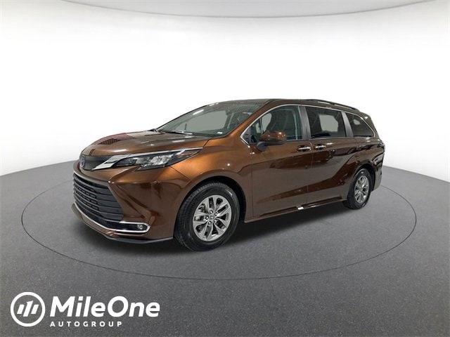 2024 Toyota Sienna XLE's photo
