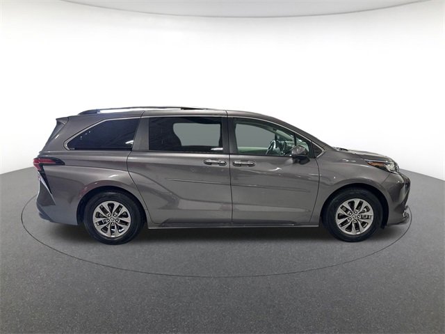 2022 Toyota Sienna XLE photo 4