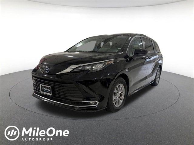 2024 Toyota Sienna XLE's photo