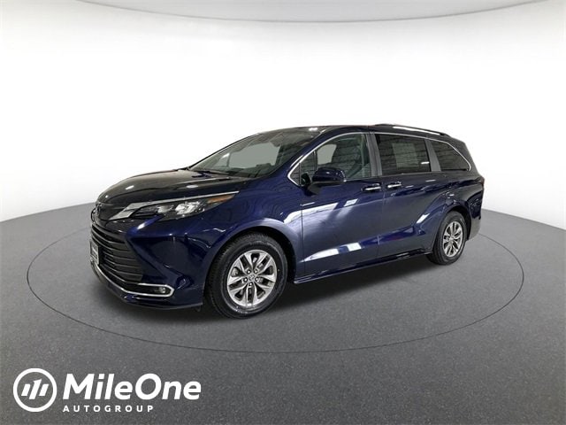 2024 Toyota Sienna XLE's photo