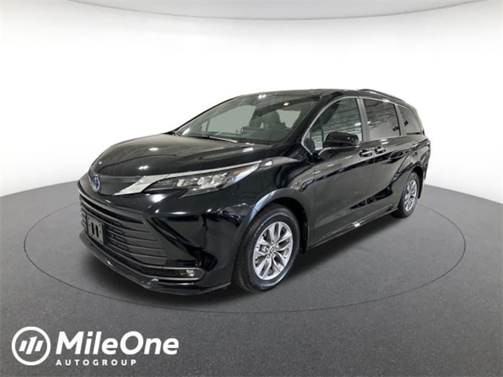 Used 2025 Toyota Sienna XLE Passenger Van