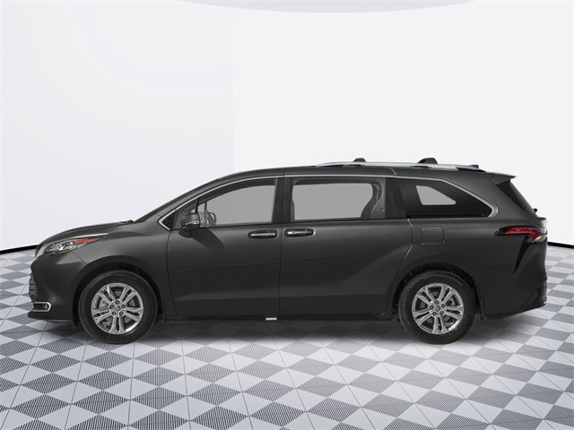 2025 Toyota Sienna Platinum photo 3
