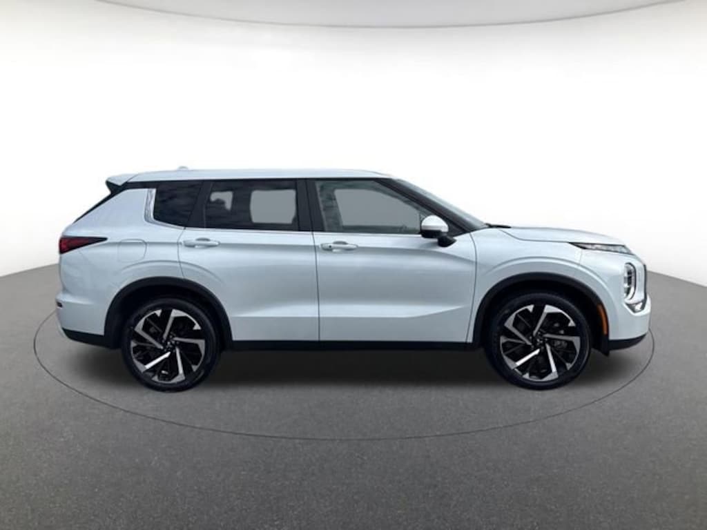 Used 2024 Mitsubishi Outlander SE Sport Utility
