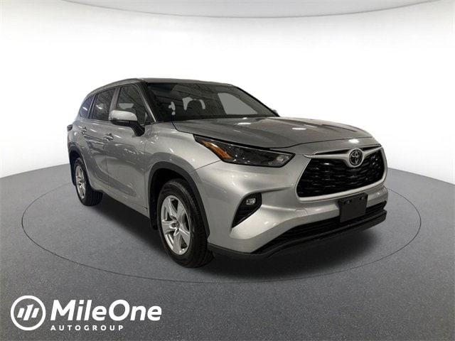 2024 Toyota Highlander LE's photo