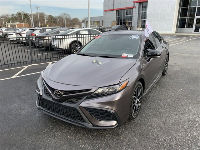 2022 Toyota Camry SE's photo