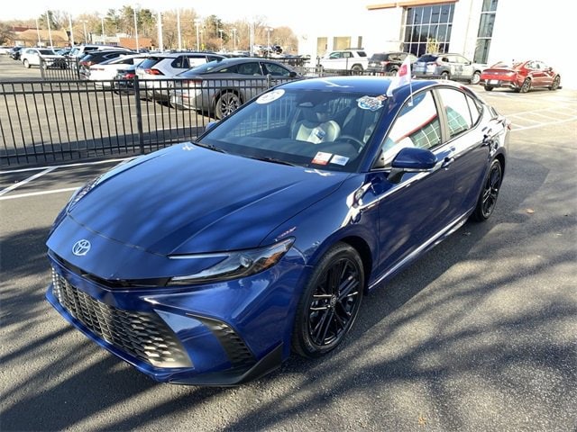 2025 Toyota Camry SE's photo