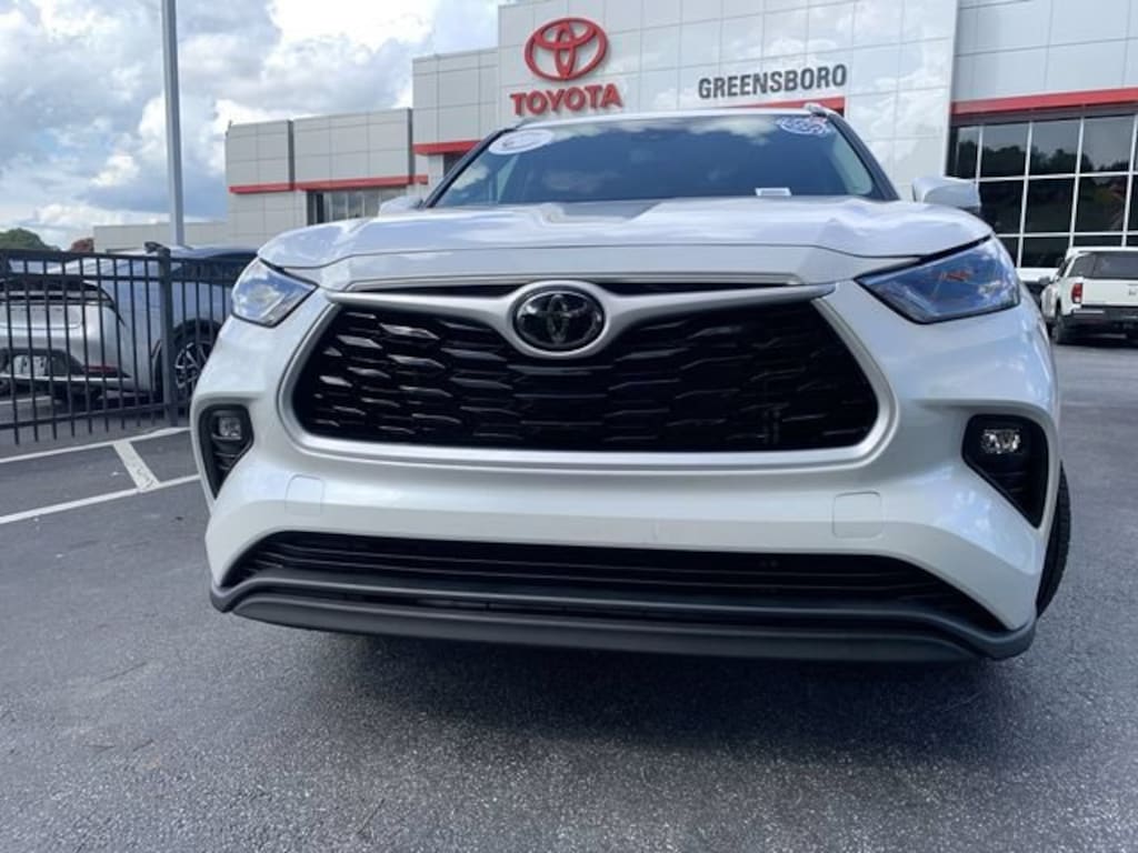 Used 2025 Toyota Highlander XLE Sport Utility