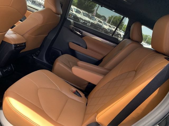 2025 Toyota Highlander Platinum - Photo 10