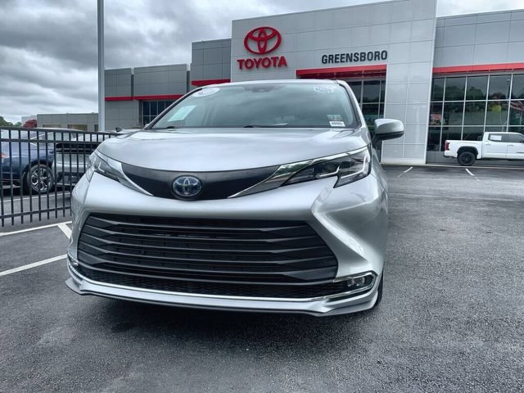 Used 2022 Toyota Sienna XLE 8 Passenger Passenger Van