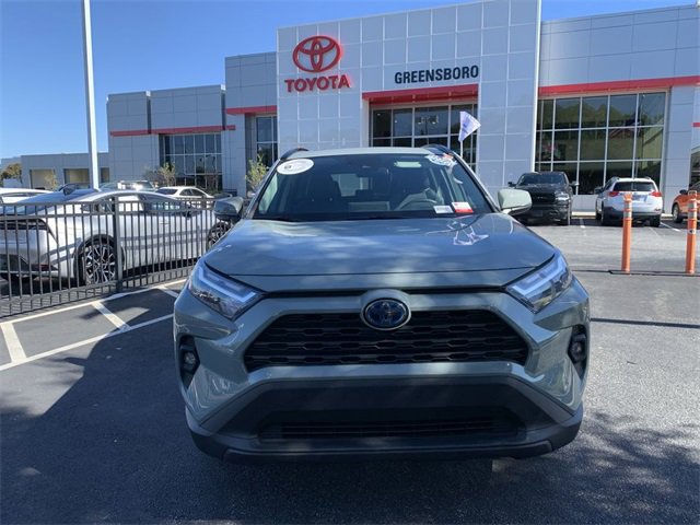 2022 Toyota RAV4 Hybrid XLE photo 2